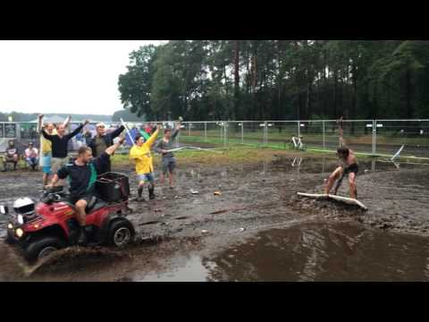 Surfen auf der Dixi-Toilettentür beim Hurricane Festival 2016